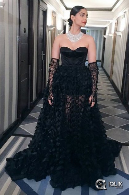 Sonam-Kapoor-at-Cannes-2016